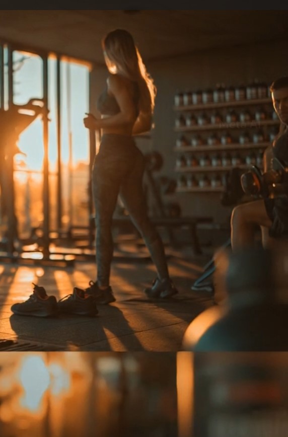Atleta treinando intensamente na academia